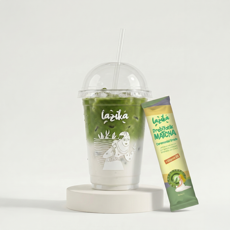 Canlı yeşil renkte buzlu matcha latte — iyi matchanın en belirgin işareti olan parlak yeşil renk, Lazika Ceremonial Grade Matcha